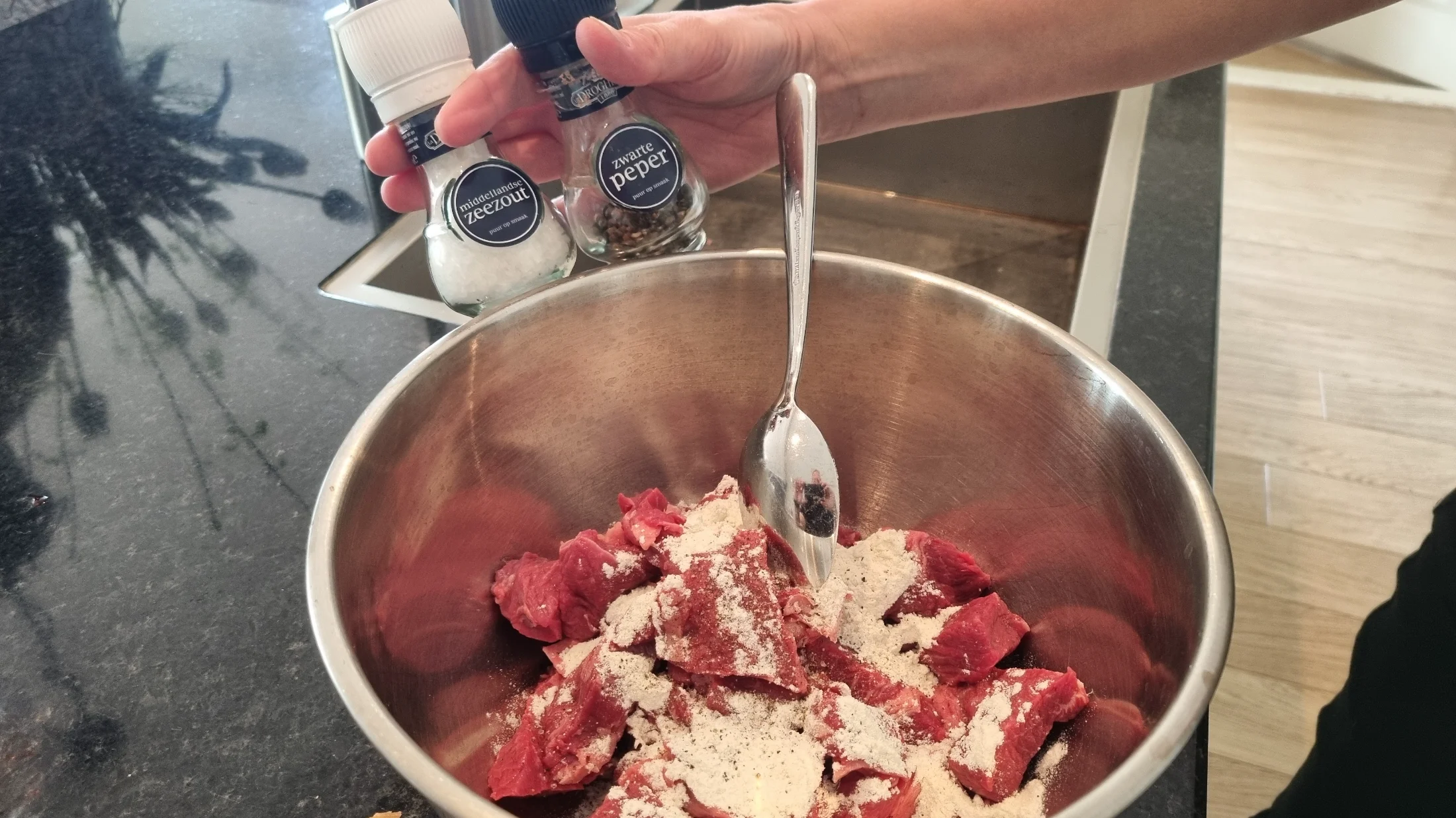 Vlees bestrooien met zout, peper en bloem