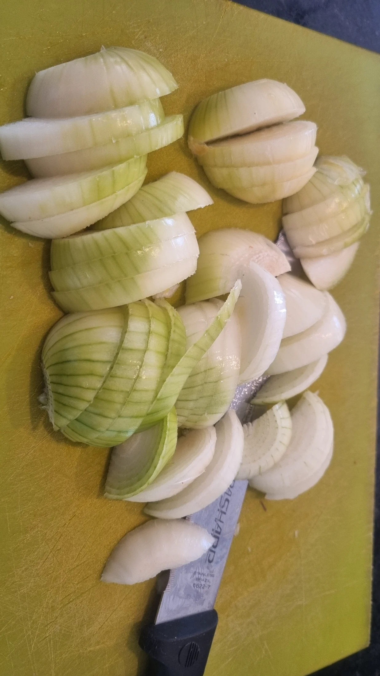 Uien, knoflook en tijm snijden