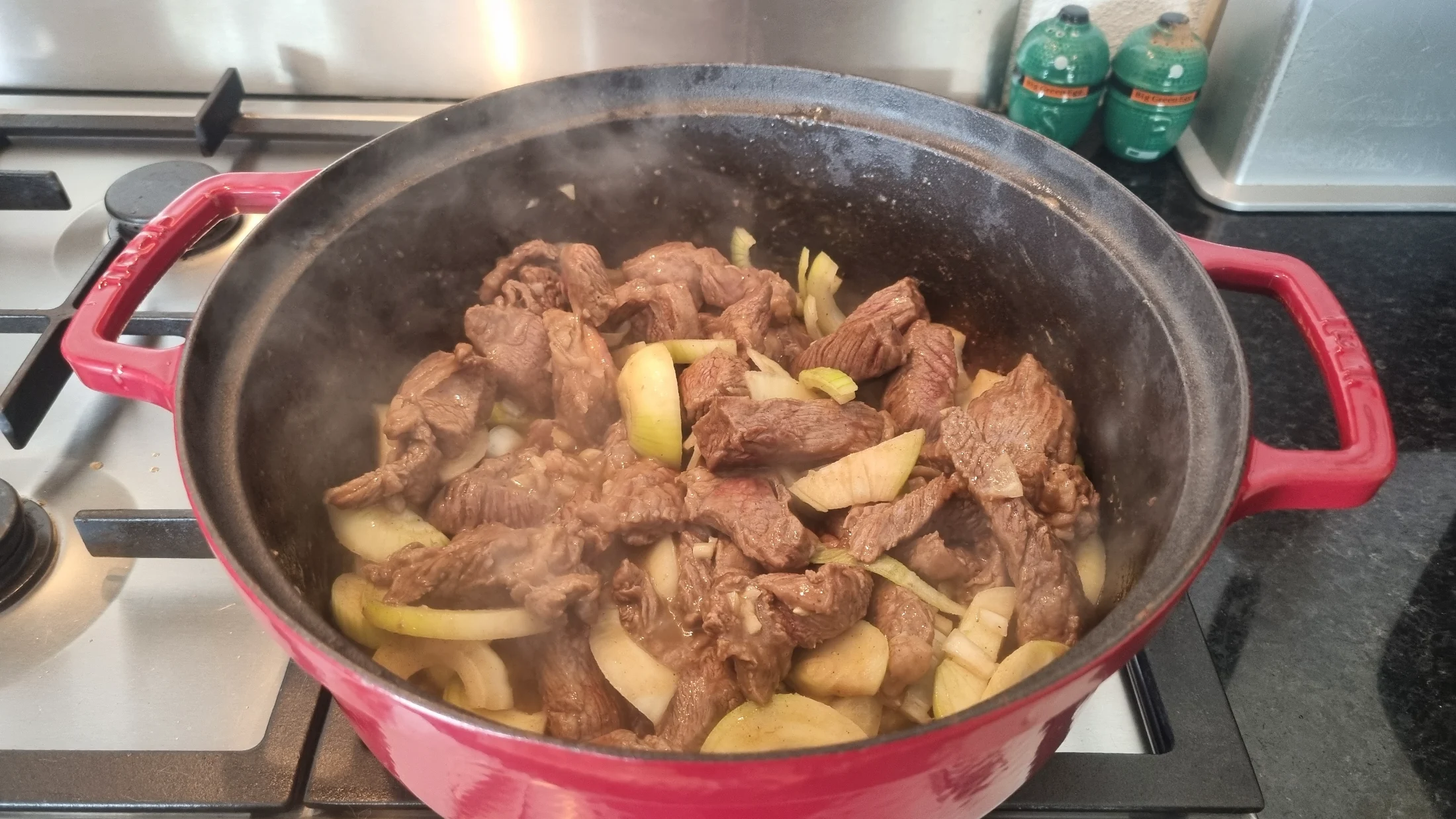 Uien en knoflook meebakken