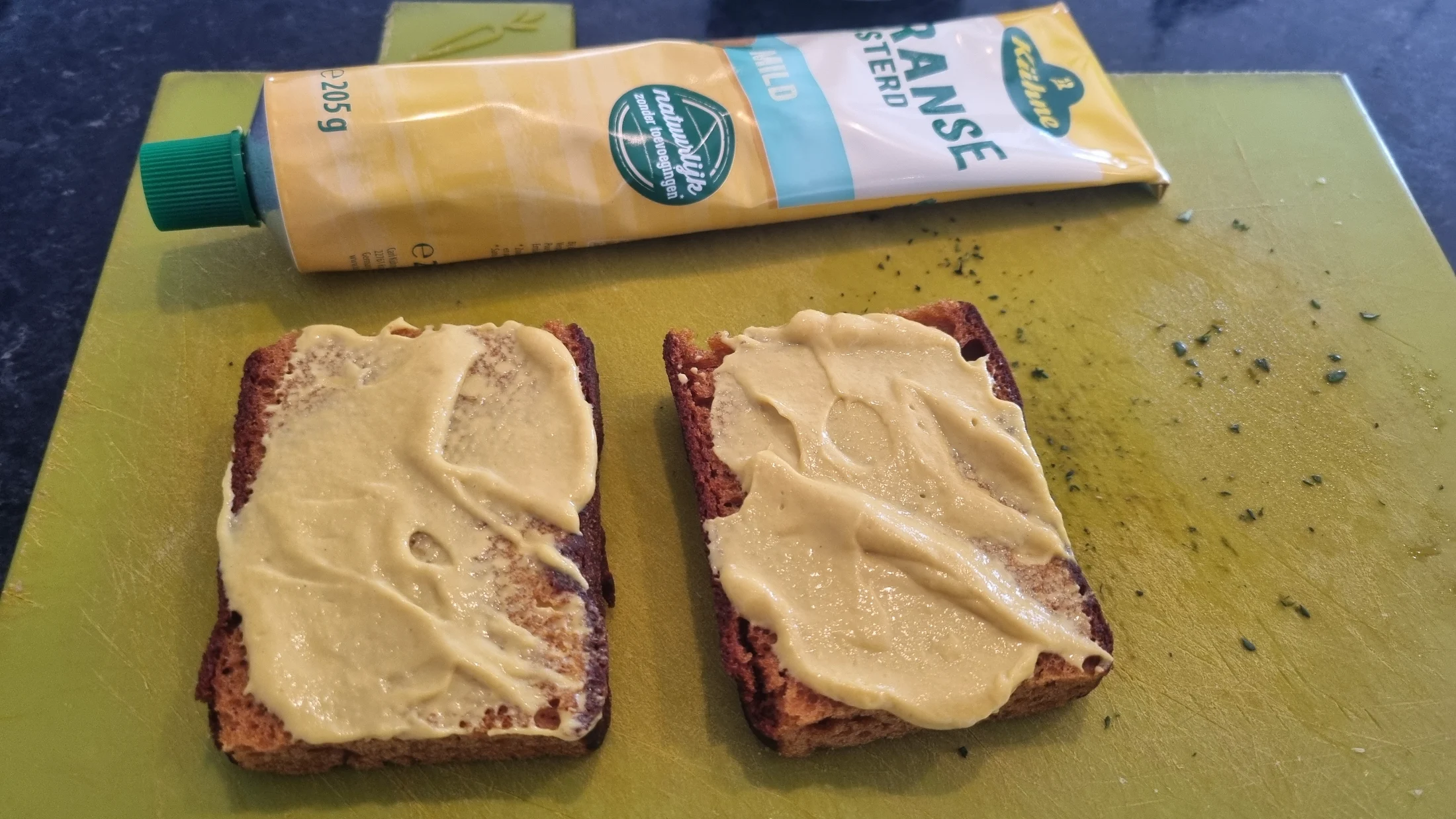 Besmeer de peperkoek met mosterd