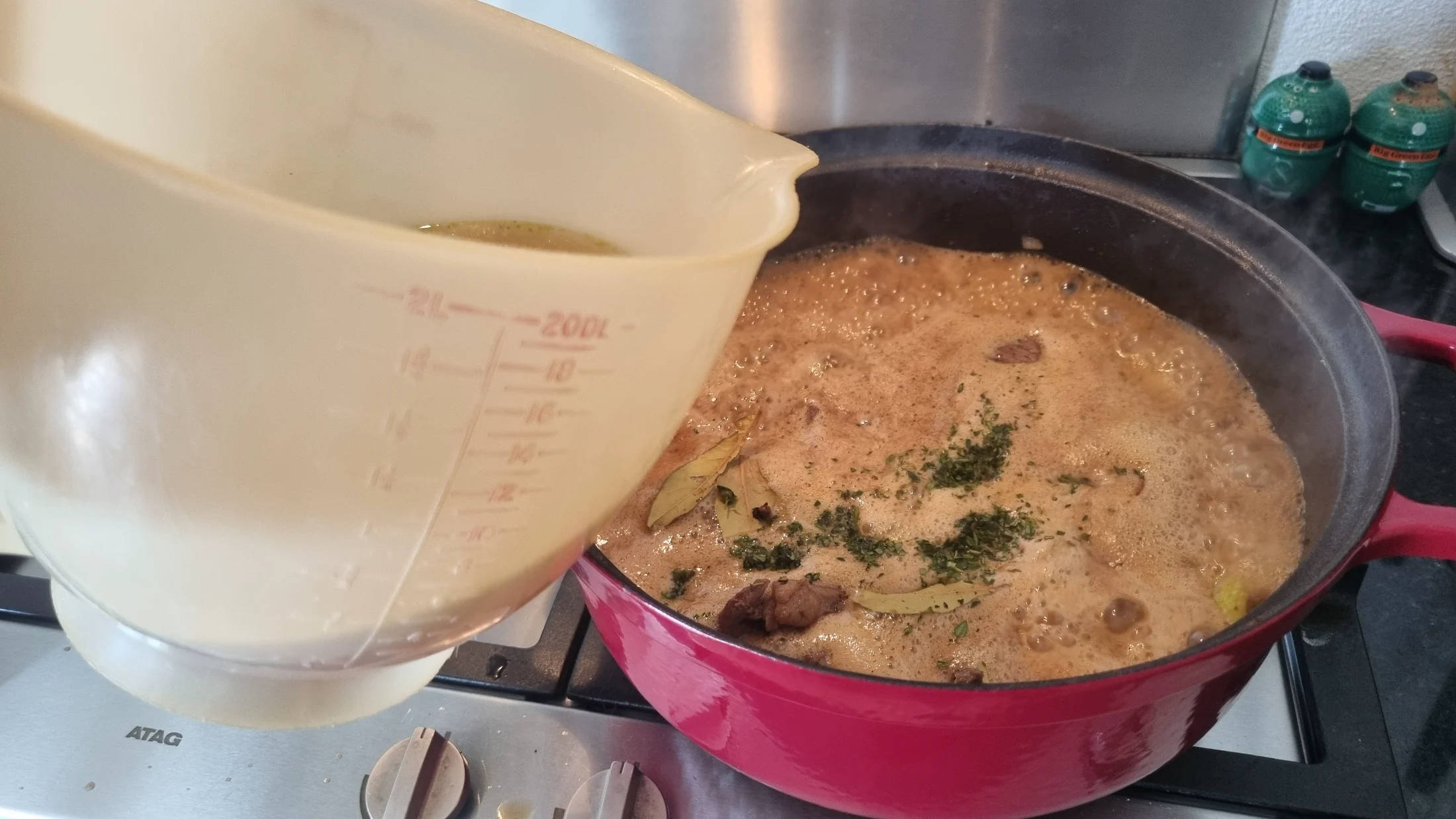 Bouillon Laurier en Kruidnagel toevoegen