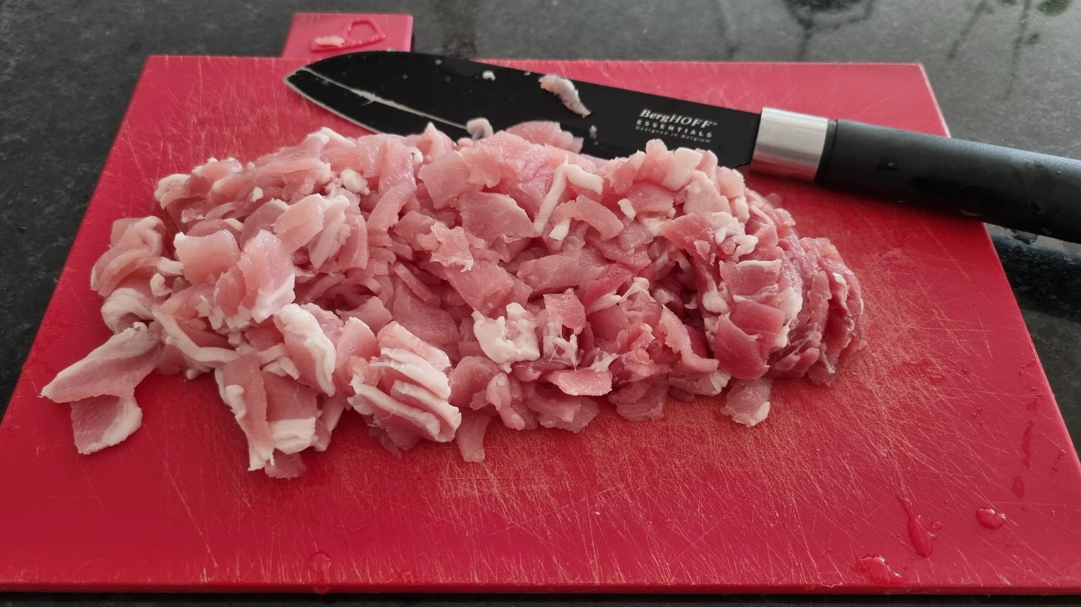 Snijdt de bacon in stukjes